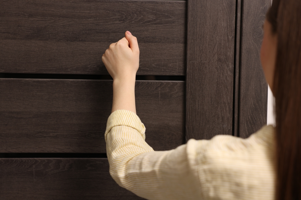 Woman,Knocking,On,Door,Of,Her,Friends,Apartment,,Closeup frau klopft an tür